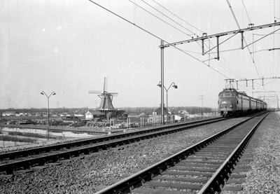 150948 Afbeelding van twee gekoppelde electrische treinstellen mat. 1954 (hondekoppen) van de N.S. ter hoogte van ...
